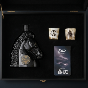 Cofre Tequila Cabalgadura Añejo: El Espíritu de la Nobleza Edición de Lujo